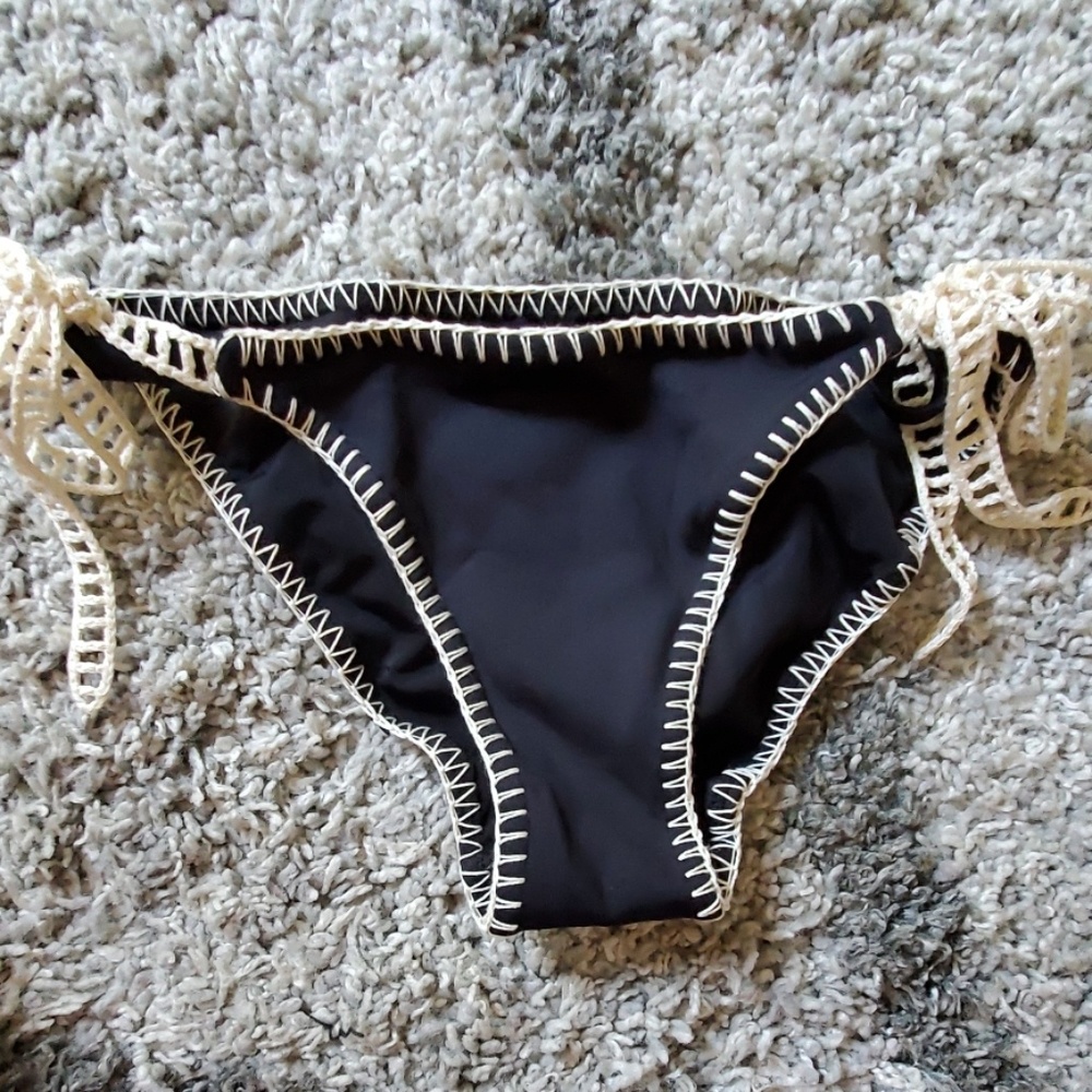 Victoria's Secret Bikini - Picture 2 of 8